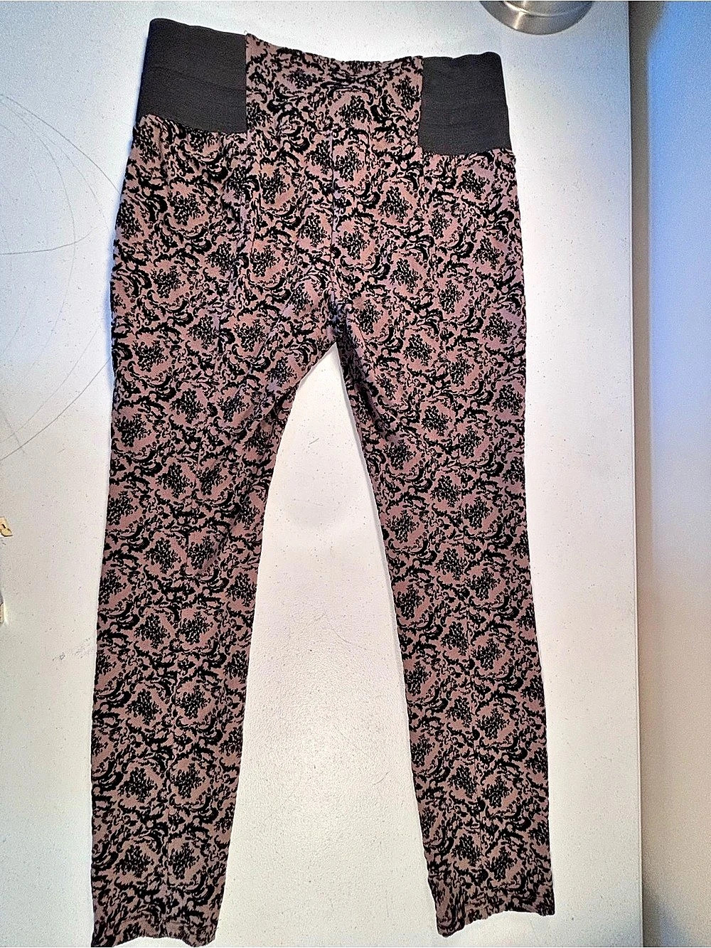 one Floral Leggings in Pink & Black Size Medium